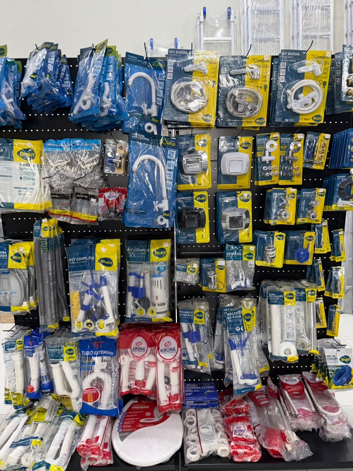 Painel de hidráulica com kits Blukit e Krona pendurados