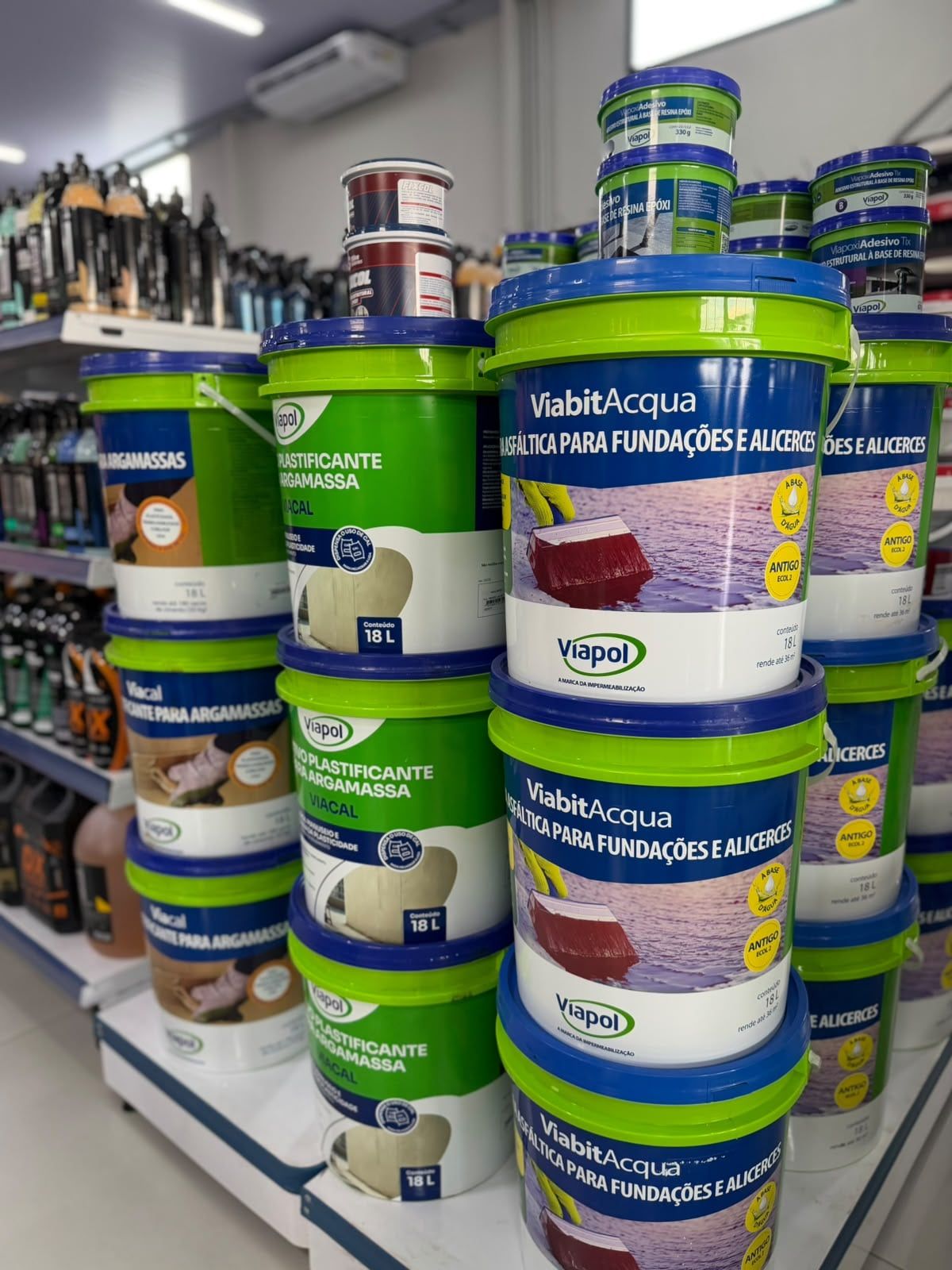 Baldes de impermeabilizante Viapol empilhados