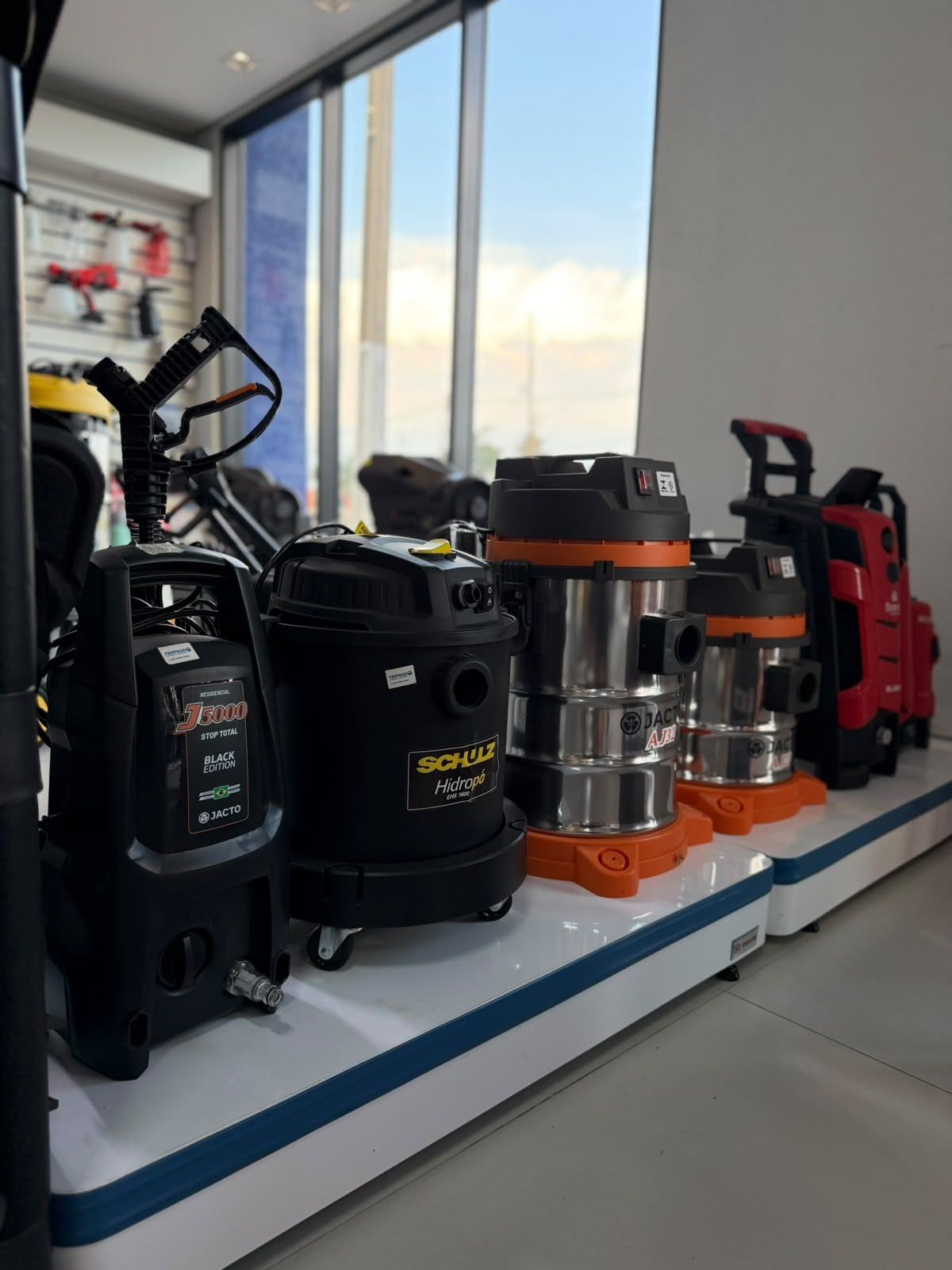 Lavadora de alta pressão Jacto, aspirador Schulz e aspiradores inox em exposição