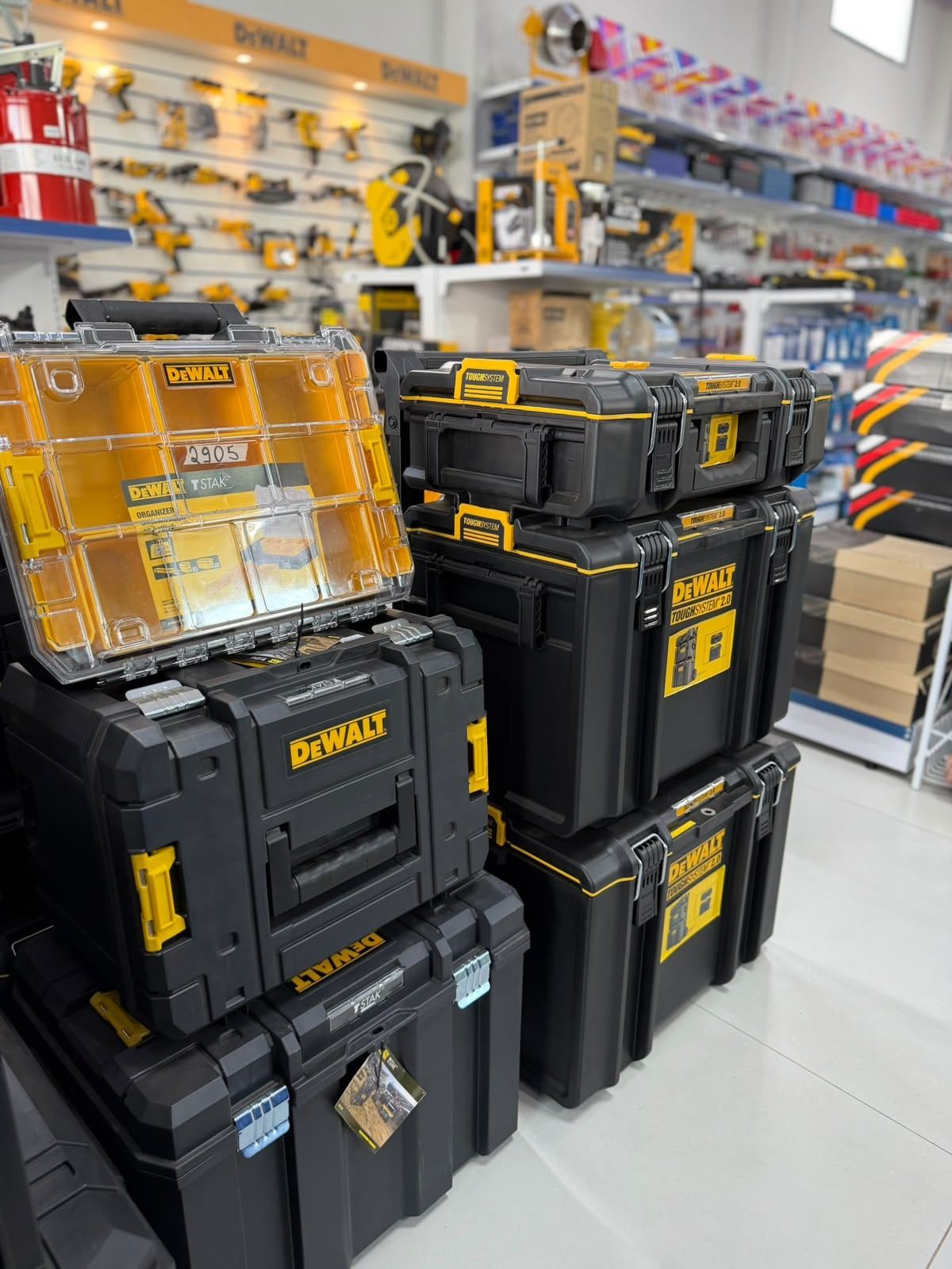 Caixas e organizadores DeWalt empilhados, um deles com tampa transparente