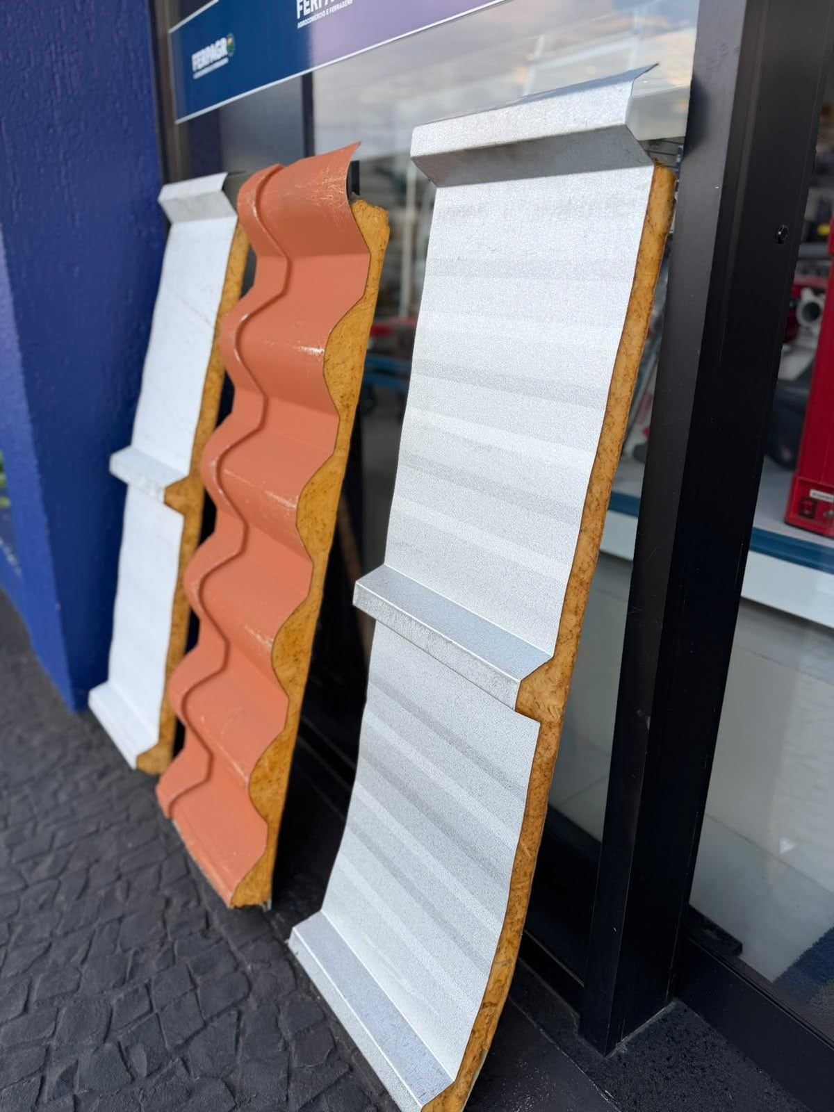 Amostras de telhas termoacústicas Kingspan Isoeste com núcleo isolante